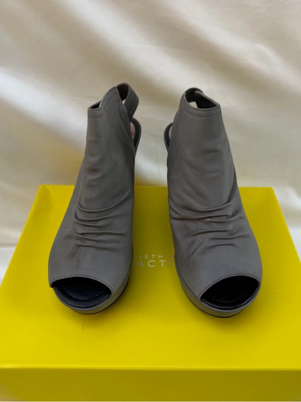 Kenneth Cole Reaction Sole Search Leather Peep Toe Wedge‎ Shooties Size 8